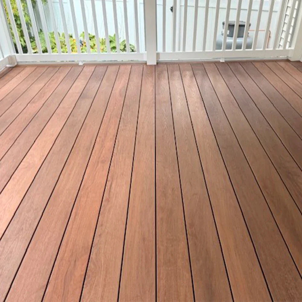 Terrasse en bois exotique avec lames de couleur brun chaud, idéale pour projets d'extérieur à Montréal