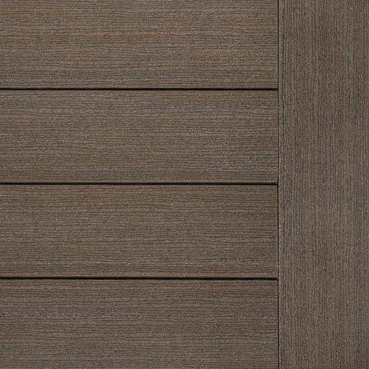 Échantillon de terrasse composite brun foncé à texture bois, lames alignées horizontalement