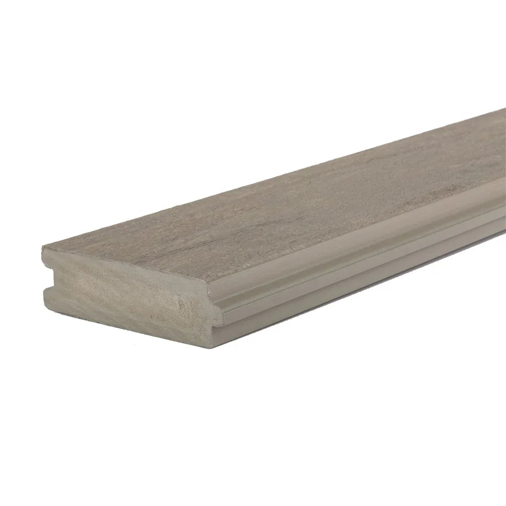 Planche de terrasse composite gris rainurée pour aménagement extérieur