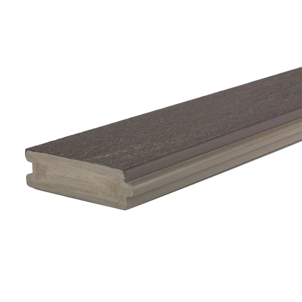 Planche de terrasse composite rainurée gris foncé, idéale pour aménagement extérieur