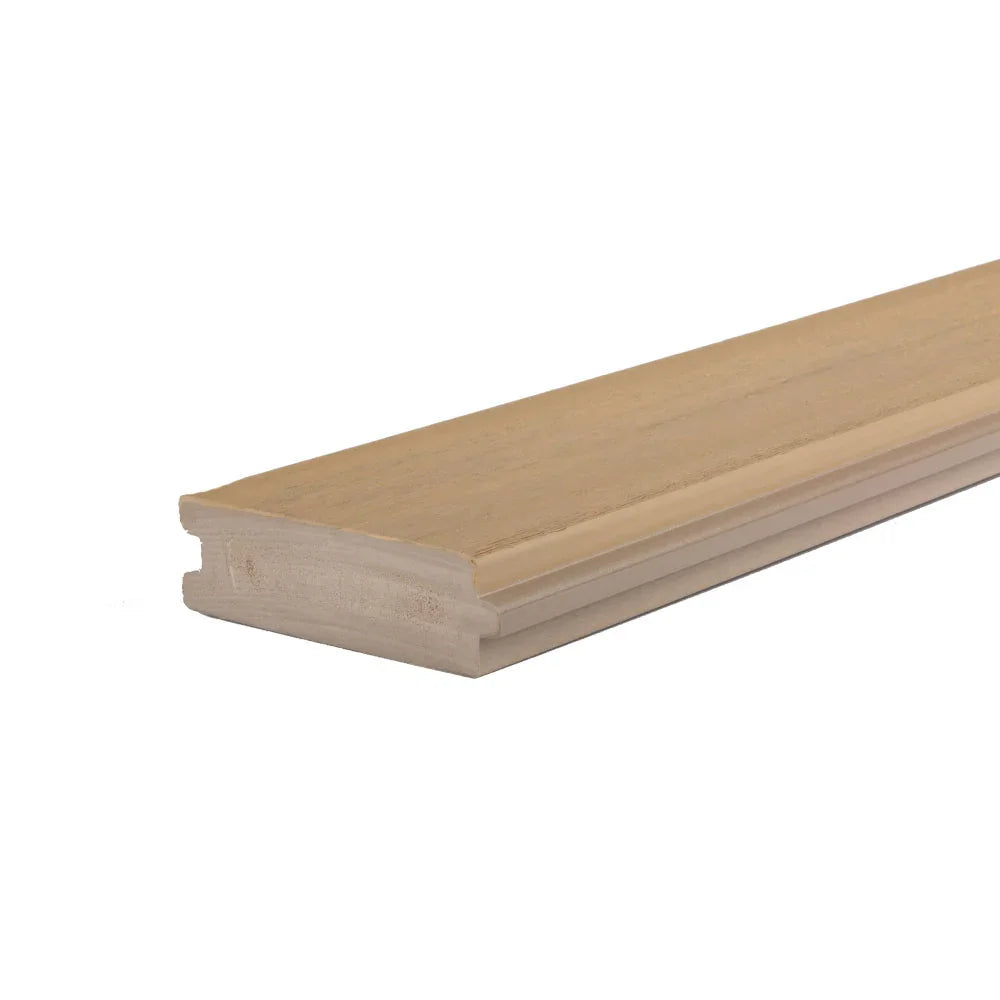 Planche de bois clair rainurée pour terrasse ou menuiserie, vue de près sur fond blanc