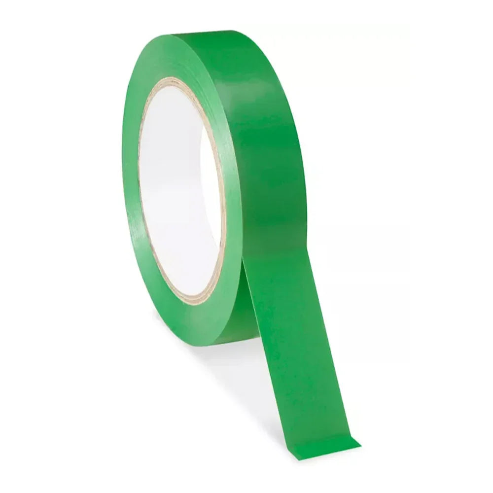 Rouleau de ruban adhésif vert pour ébénisterie et bricolage, isolé sur fond blanc