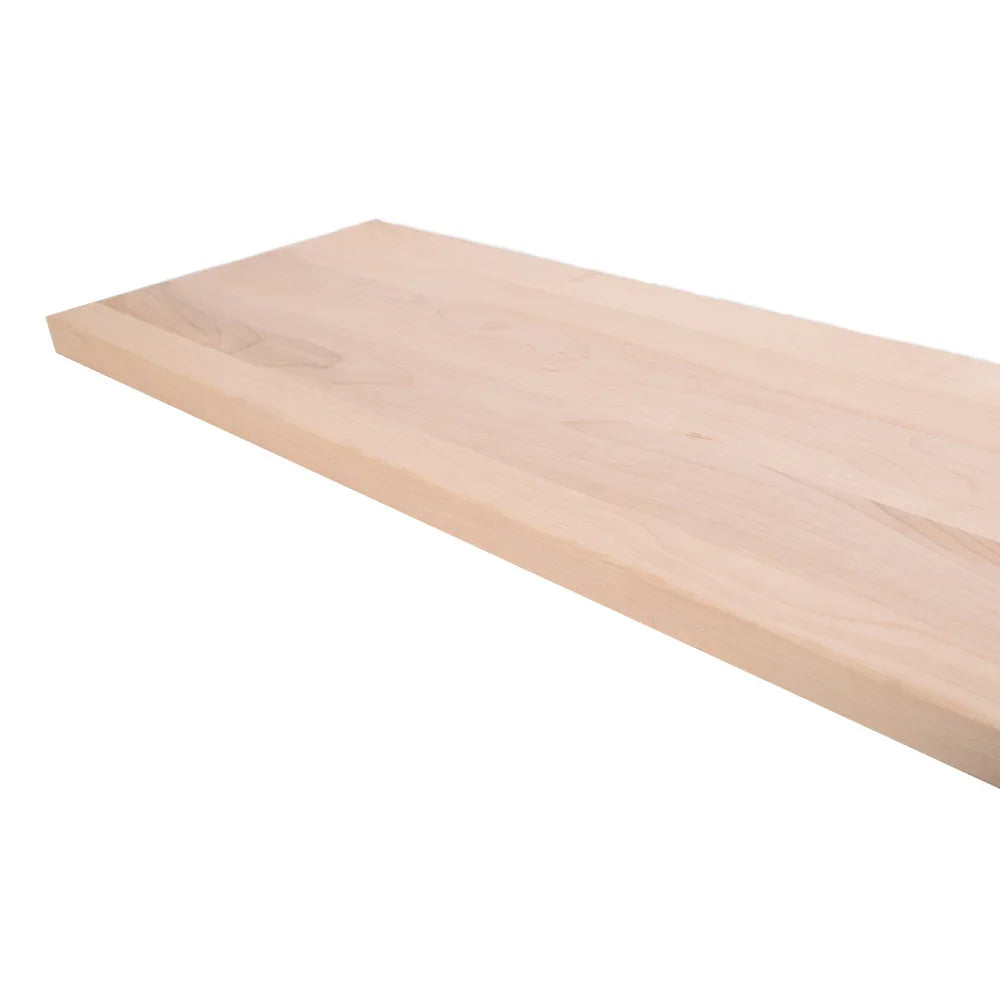 Planche de bois massif clair pour ébénisterie, surface lisse, angle en perspective
