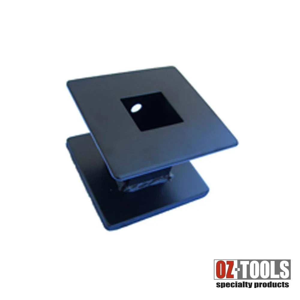 Support métallique carré noir pour terrasse en bois, vue sur fond blanc