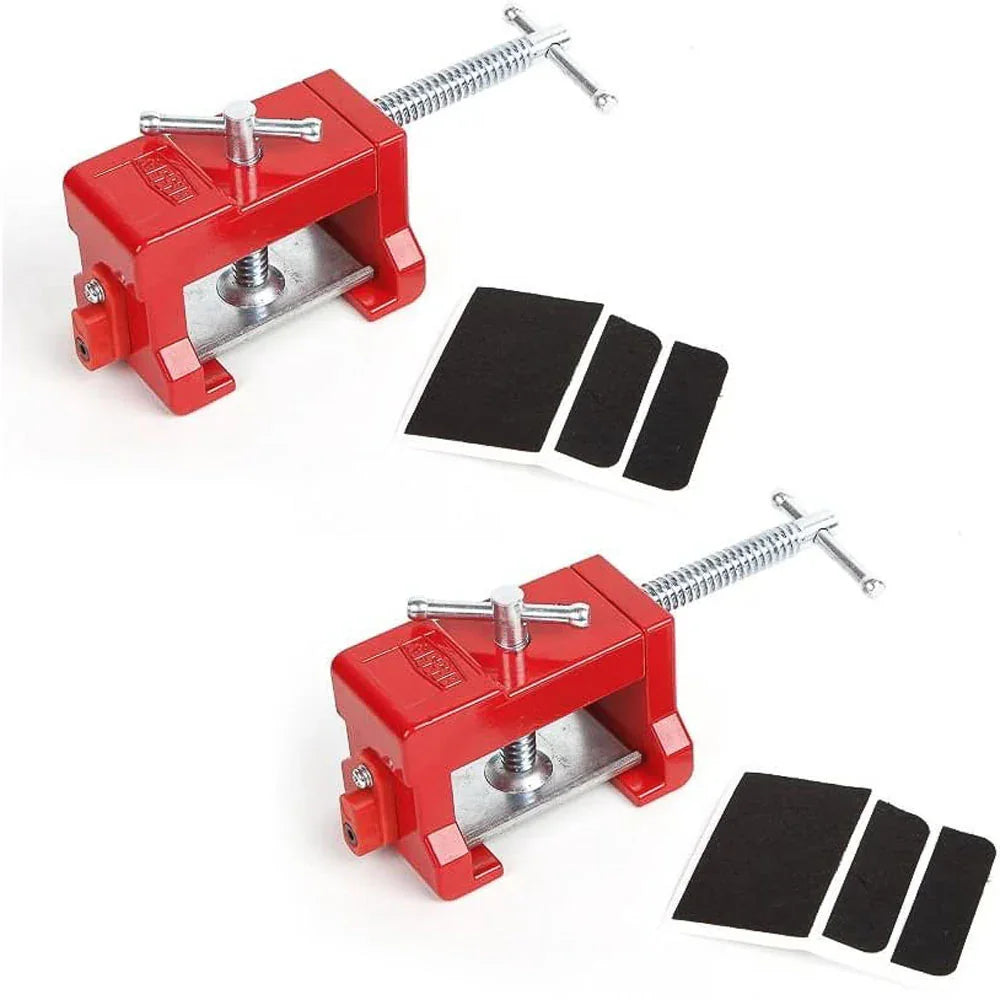 Deux serre-joints d’angle rouges pour ébénisterie avec coussinets de protection noirs