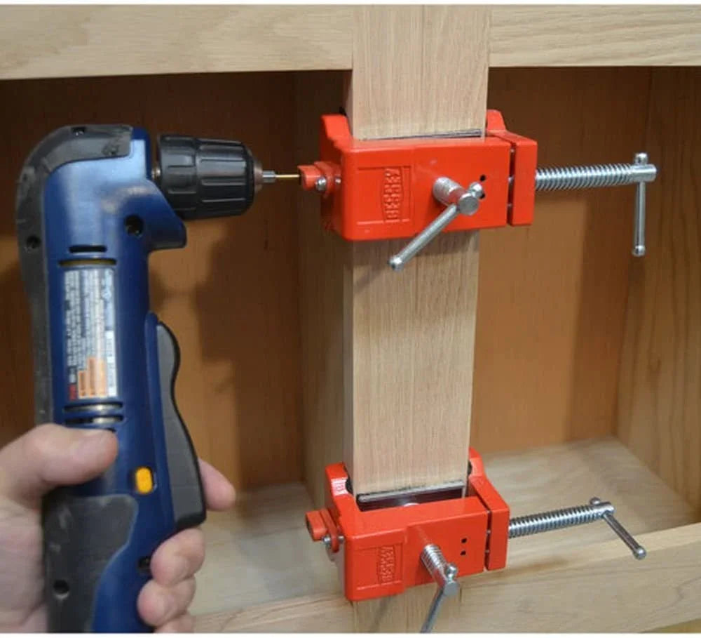 Assemblage de bois avec serre-joints rouges et perceuse pour menuiserie à Montréal