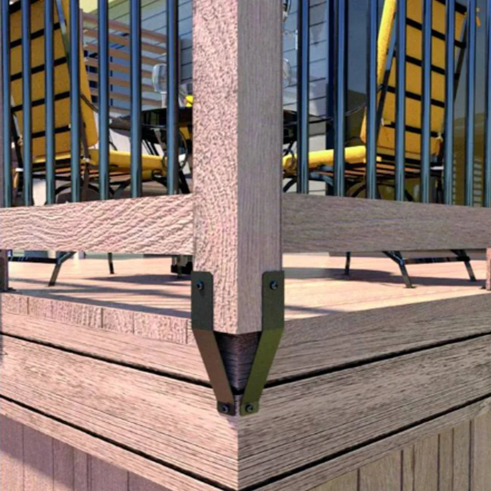 Détail d’un coin de terrasse en bois avec rambarde noire et chaises jaunes extérieures.