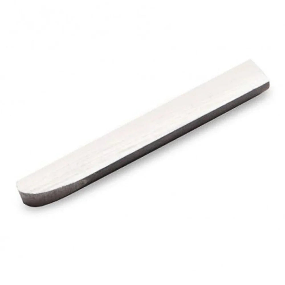Lame de rechange droite en acier pour outils d'ébénisterie, fond blanc.