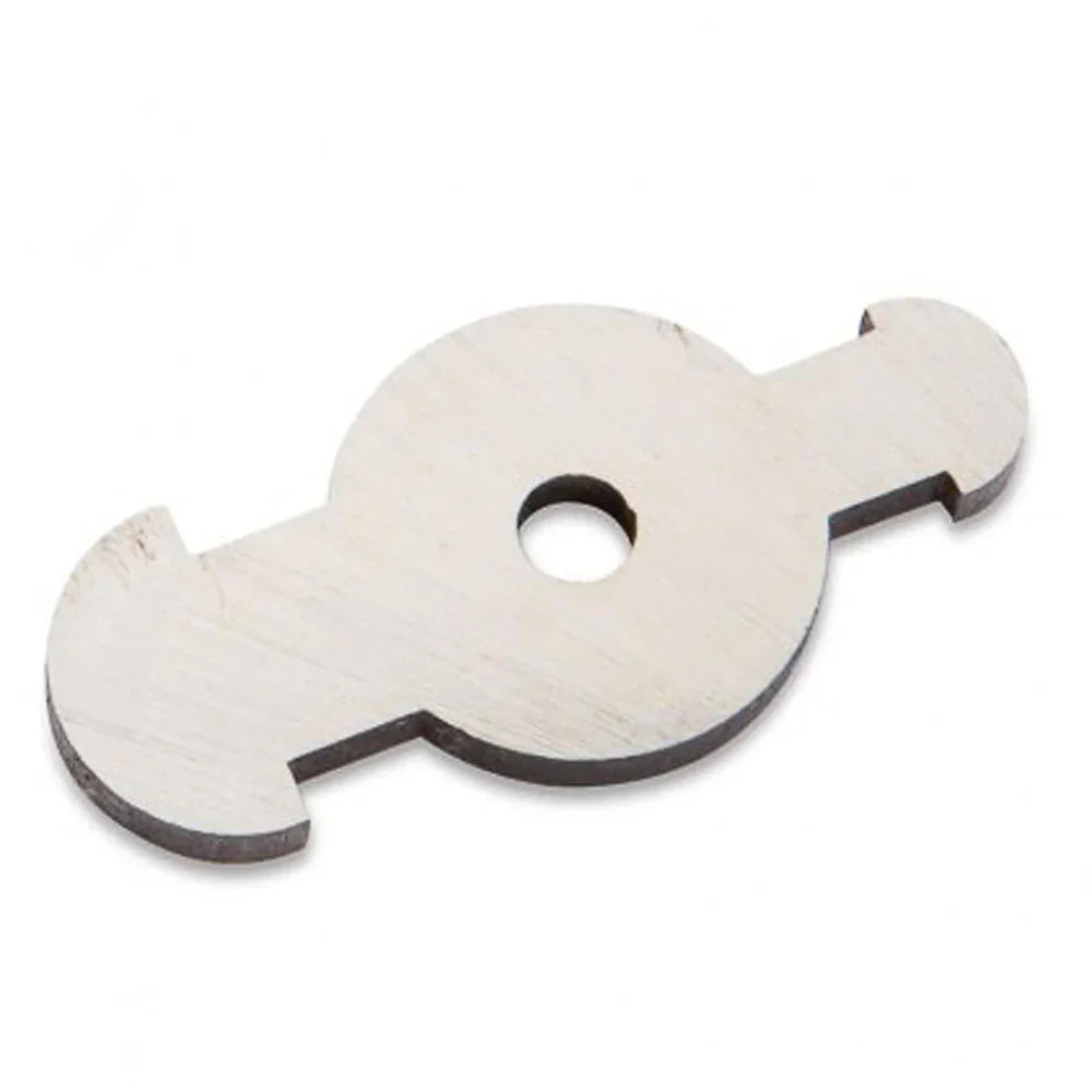 Plaquette métallique de forme spéciale avec trou central, accessoire pour menuiserie.