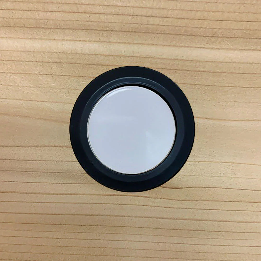 luminaire LED rond noir encastré dans du bois clair, éclairage encastrable
