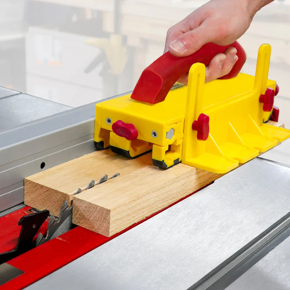 Guide de coupe jaune pour scie à table, utilisée sur un morceau de bois clair en ébénisterie.