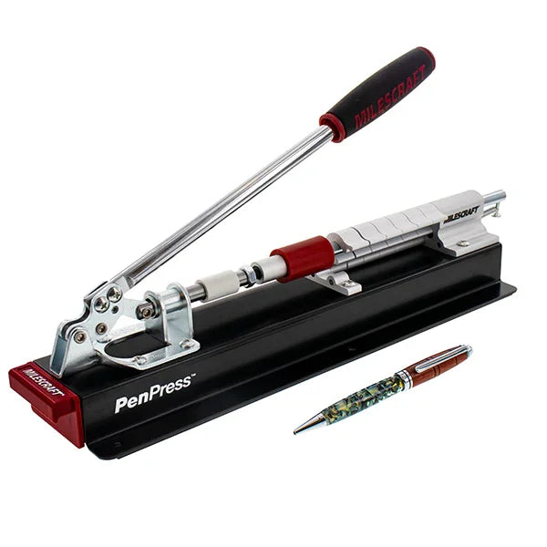 Presse à stylo en métal pour assemblage de stylos en bois, avec un stylo fini à côté.