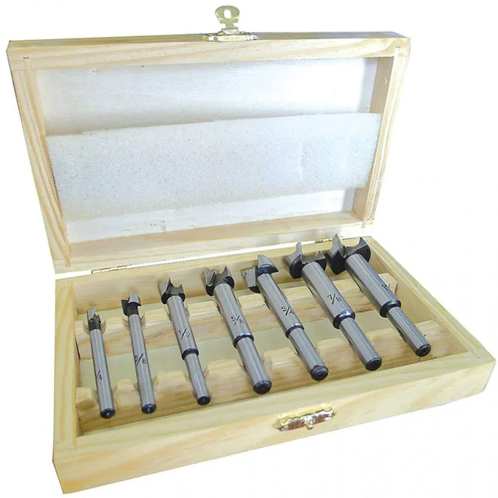 Coffret en bois avec un jeu de forets à bois de différentes tailles pour ébénisterie.