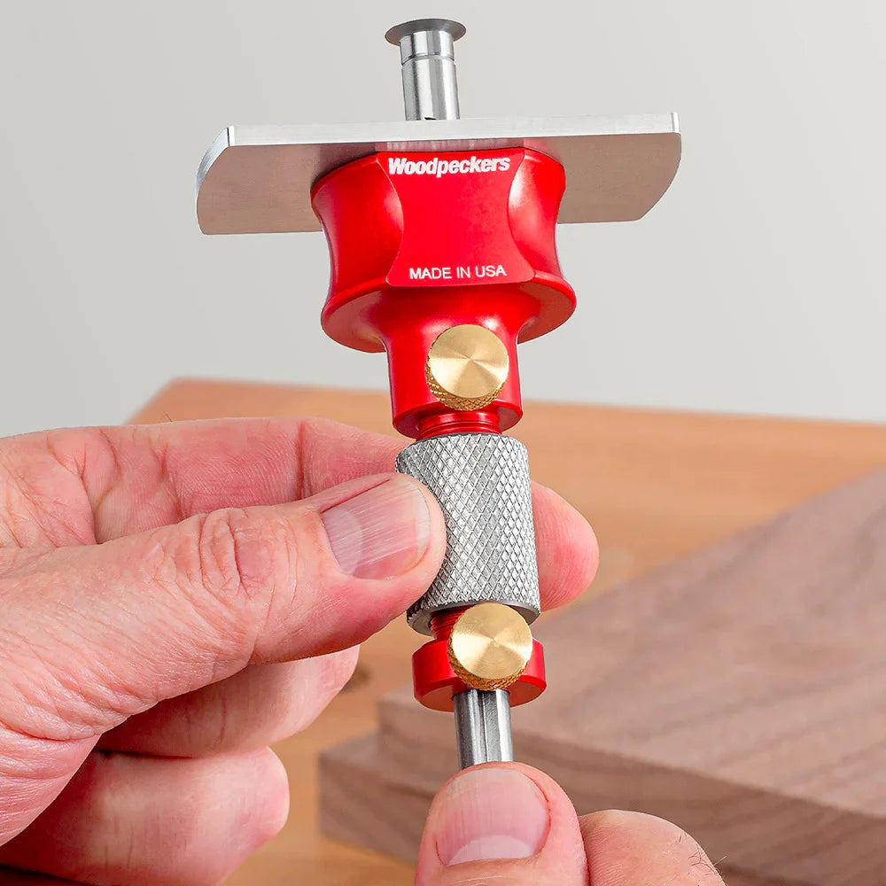 Outil de marquage Woodpeckers pour ébénisterie, en rouge et métal, utilisé sur bois