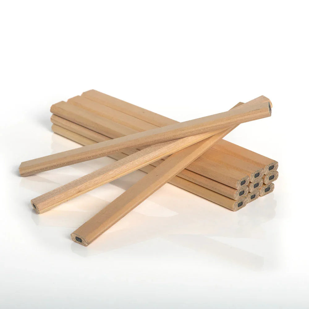 Crayons de menuisier en bois, rectangulaires, empilés sur fond blanc.