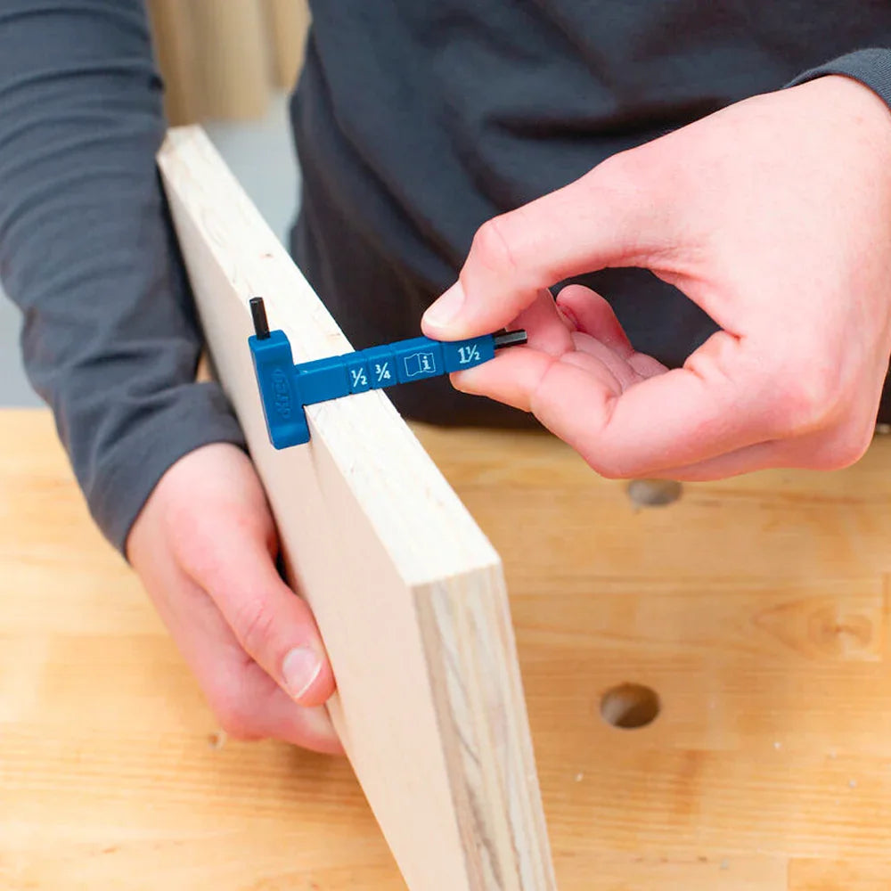 Outil de mesure d'épaisseur de bois utilisé sur une planche en atelier d'ébénisterie