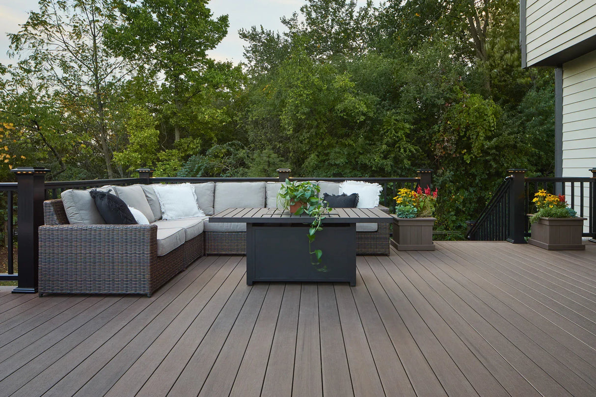Contremarche de terrasse en PVC Avancé 3/4" x 7 1/4" x 12' TimberTech Landmark - American Walnut