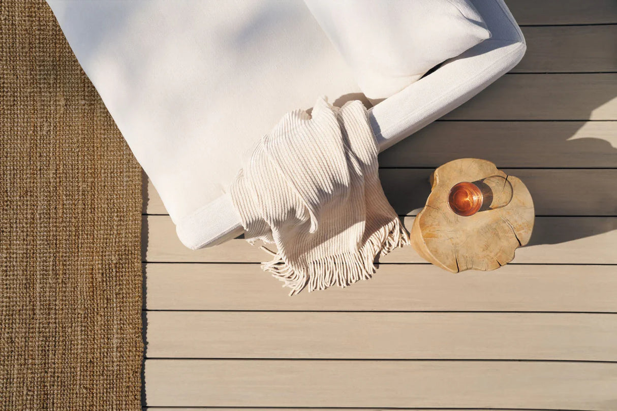 Contremarche de terrasse en PVC Avancé 3/4" x 7 1/4" x 12' TimberTech Landmark - French White Oak