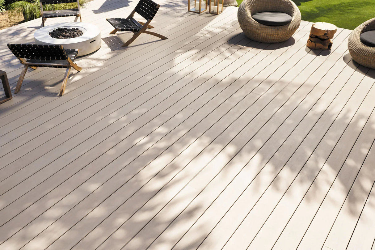 Contremarche de terrasse en PVC Avancé 3/4" x 7 1/4" x 12' TimberTech Landmark - French White Oak