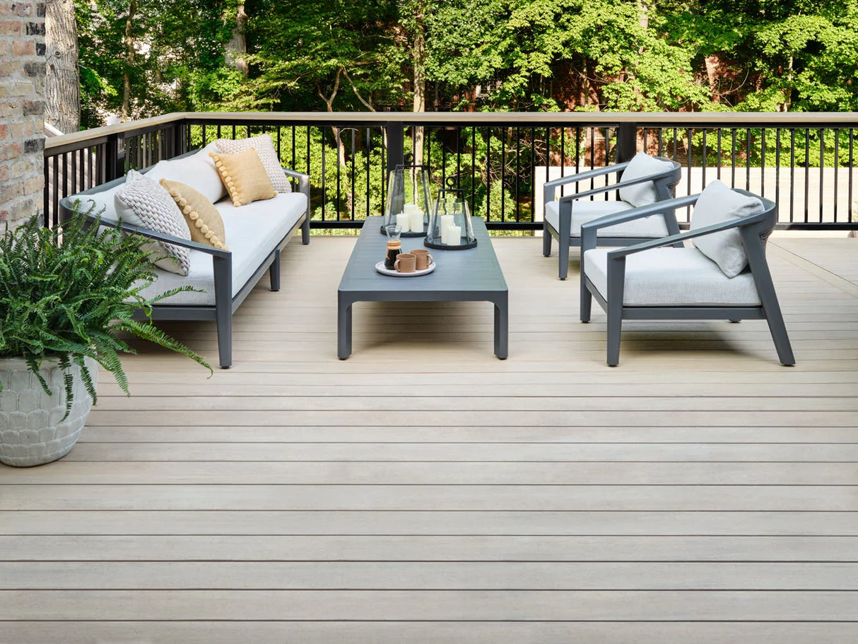 Contremarche de terrasse en PVC Avancé 3/4" x 7 1/4" x 12' TimberTech Landmark - French White Oak
