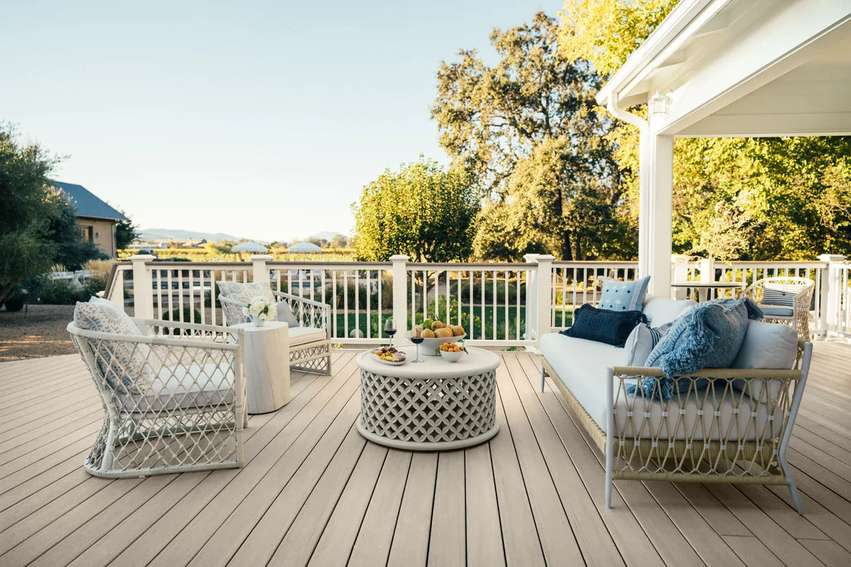 Contremarche de terrasse en PVC Avancé 3/4" x 7 1/4" x 12' TimberTech Landmark - French White Oak