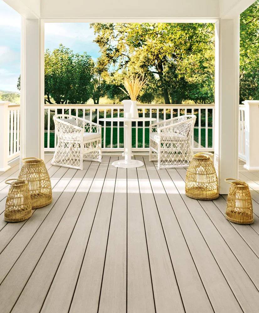 Contremarche de terrasse en PVC Avancé 3/4" x 7 1/4" x 12' TimberTech Landmark - French White Oak