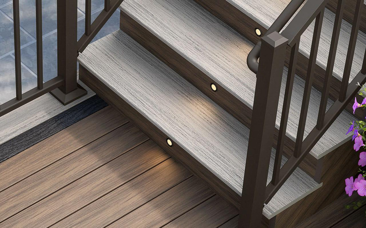 Marches d’escalier de terrasse en bois composite gris avec éclairage intégré et rampe métallique