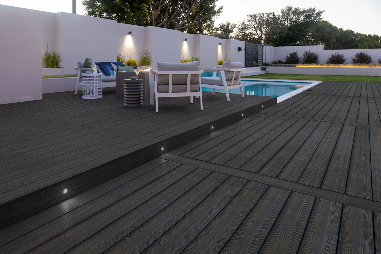 Planche de terrasse de départ en PVC 1"x6"x20' (0,945"x5,5"x20’) Eva-Last Apex Plus - Carbonised Osage