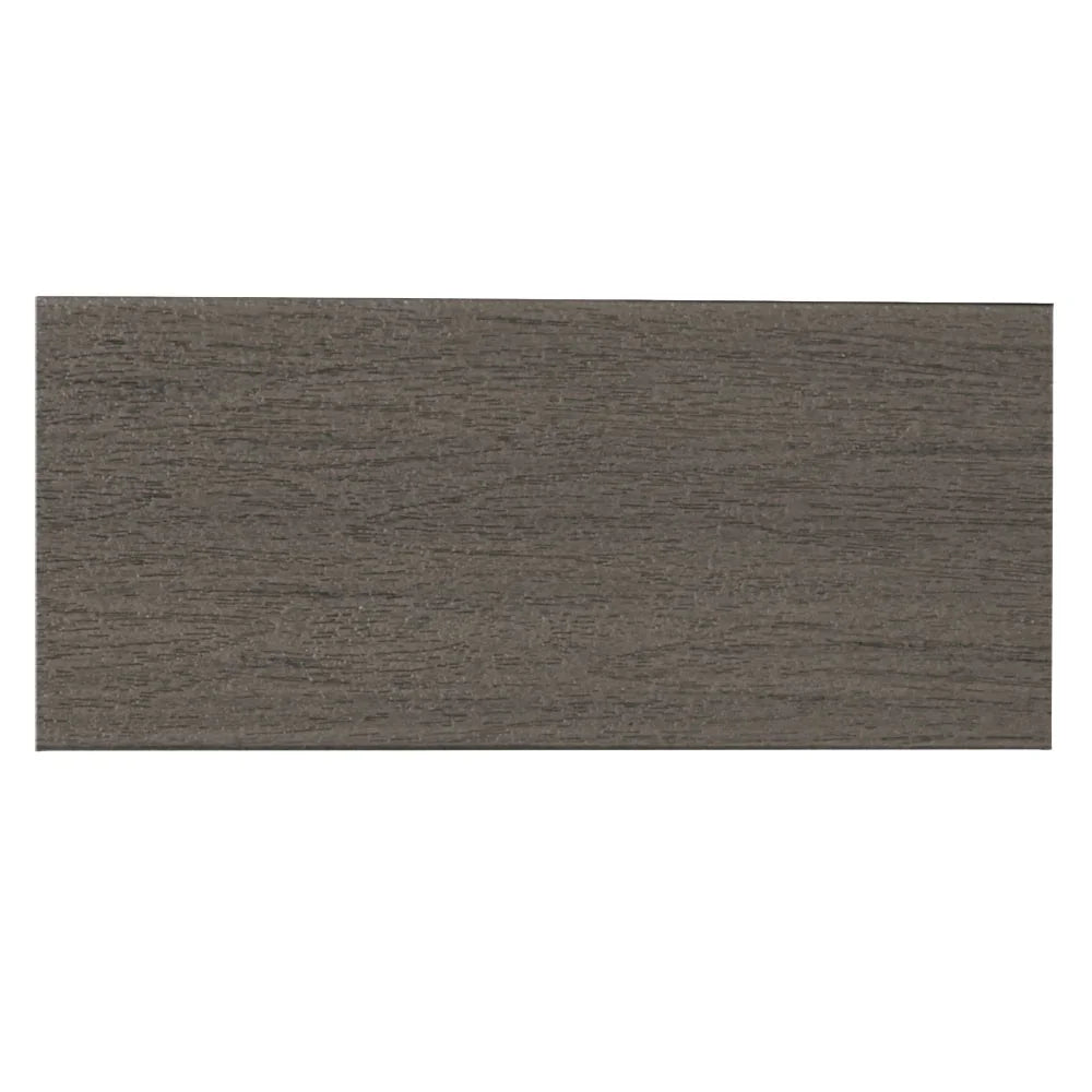 Planche composite gris graphite pour terrasse extérieure, texture bois.