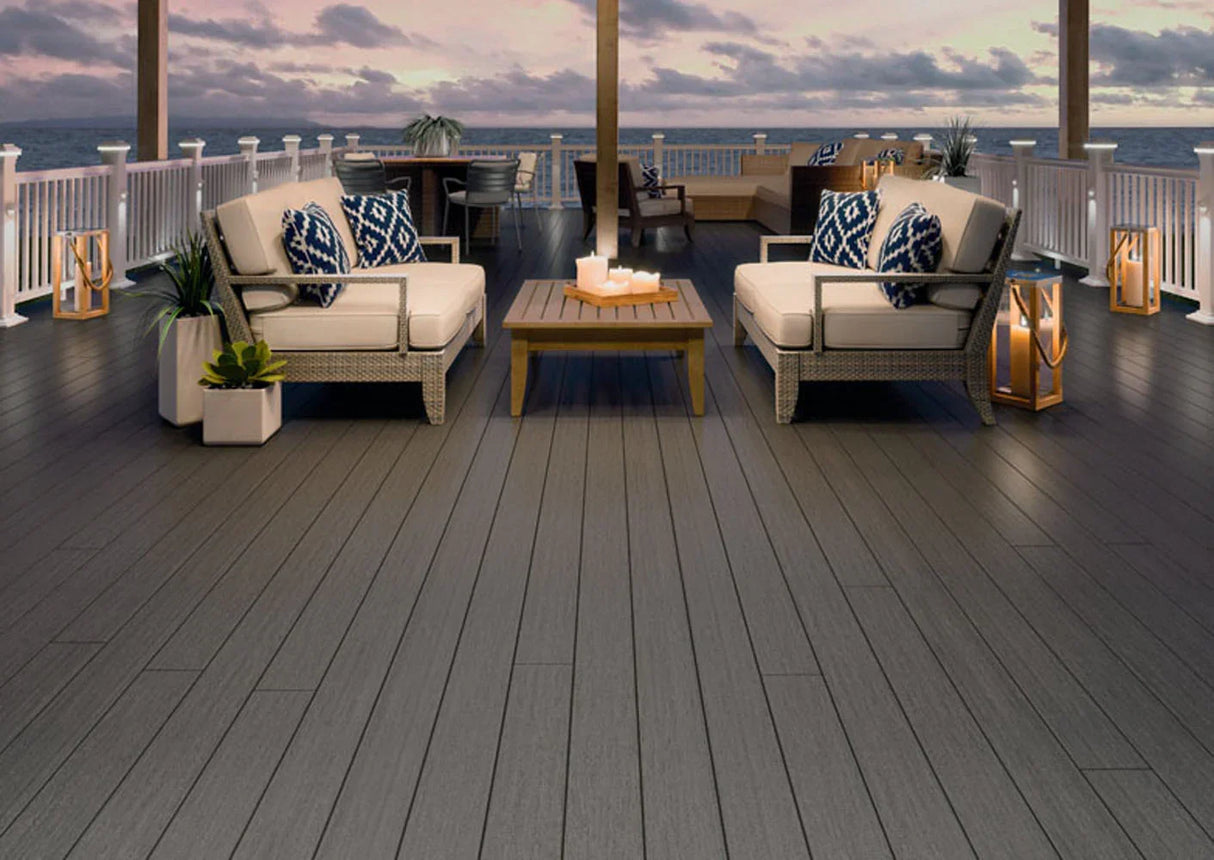 Terrasse en composite gris graphique avec mobilier extérieur moderne et vue sur la mer