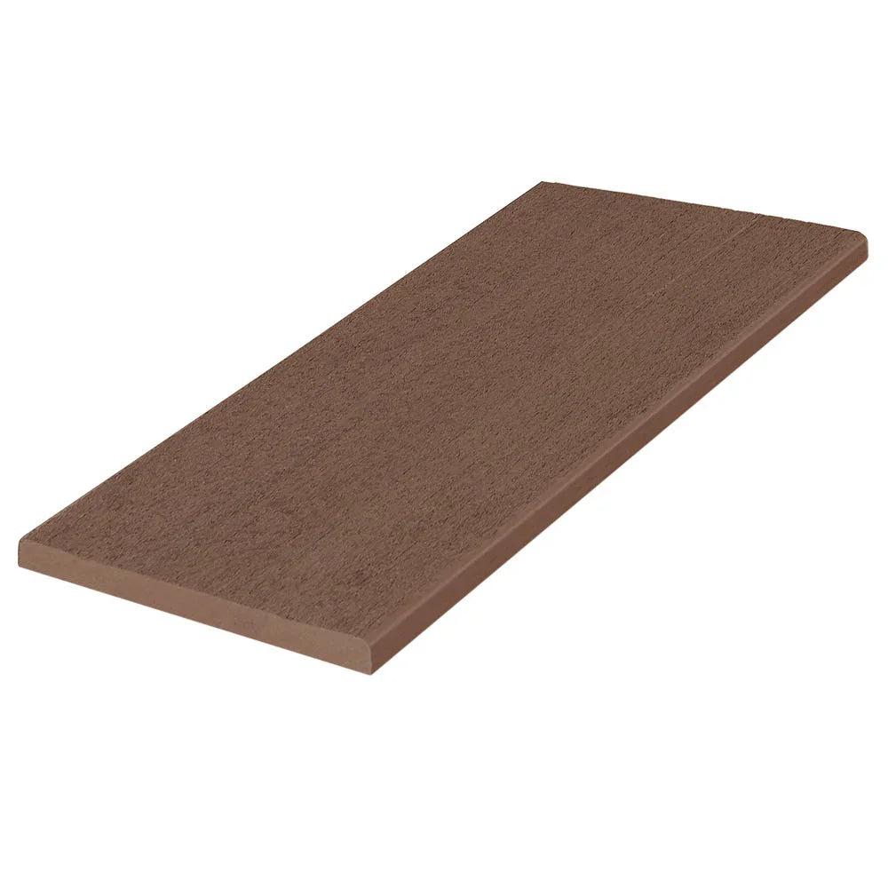 Planche fascia composite brune pour terrasse, aspect bois, posée sur fond blanc