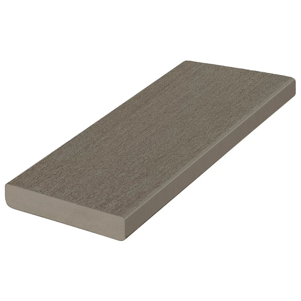 Planche de terrasse composite gris texturé, idéale pour l’aménagement extérieur