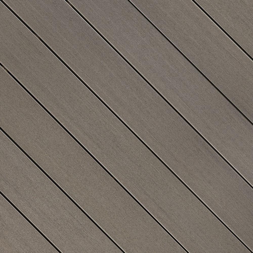 Planches de terrasse composite gris disposées en diagonale, surface extérieure moderne