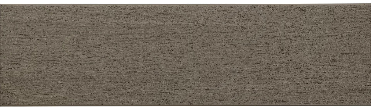 Planche composite gris taupe avec texture bois pour terrasse extérieure