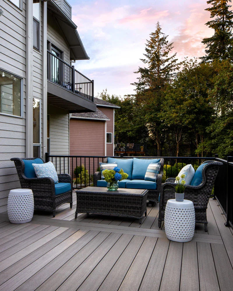 Terrasse spacieuse en bois composite avec mobilier extérieur moderne et coussins bleus