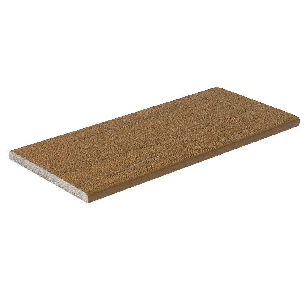 Planche fascia composite brun, finition bois, idéale pour terrasse extérieure.