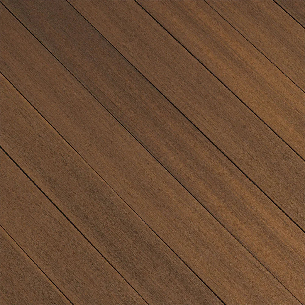 Lames de terrasse composite effet bois brun chaud, texture grainée réaliste, extérieur.