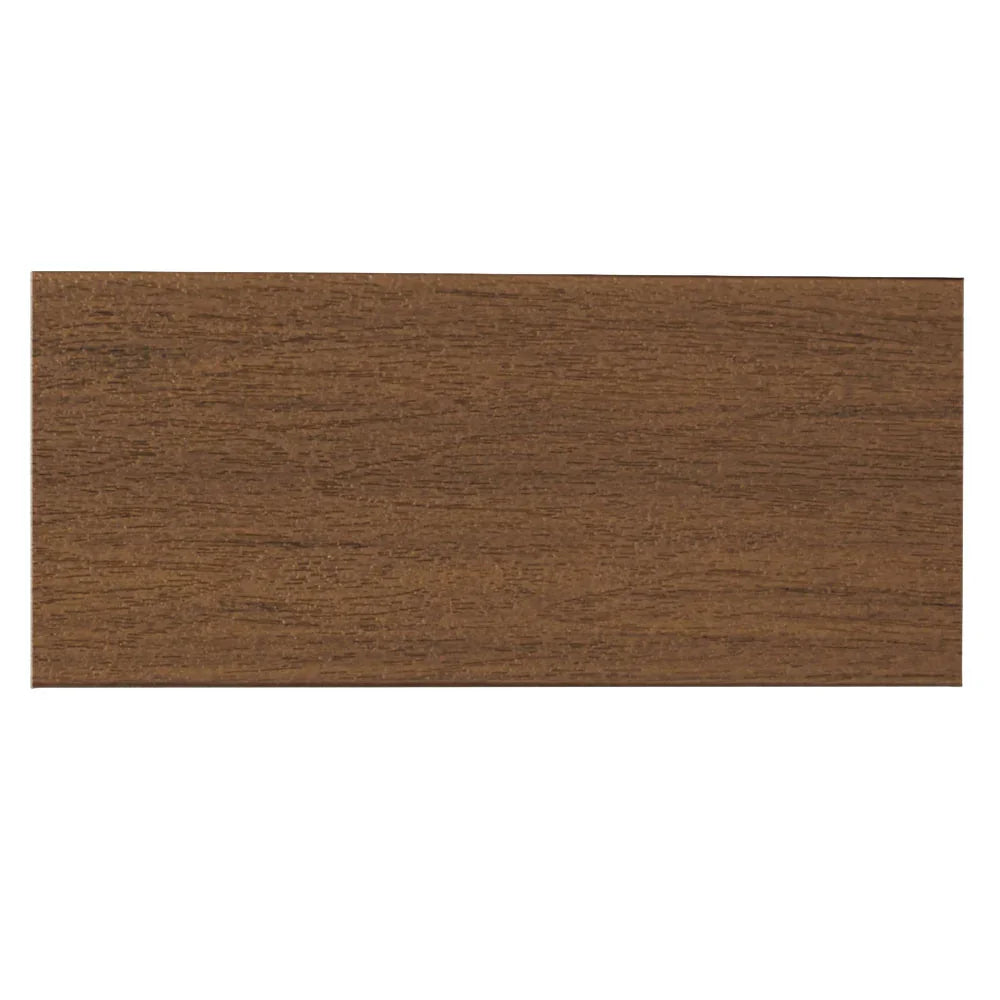 Échantillon de lame de terrasse composite couleur brun chaud, aspect bois naturel.