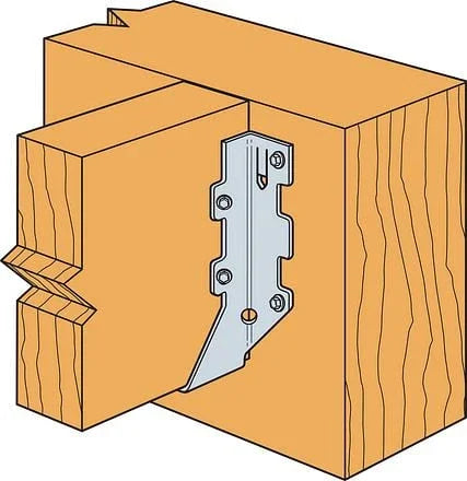 Étrier métallique fixé sur deux pièces de bois pour assemblage de structure de terrasse.