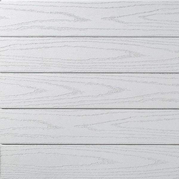 Planches de terrasse composites gris clair avec motif grain de bois, extérieur moderne