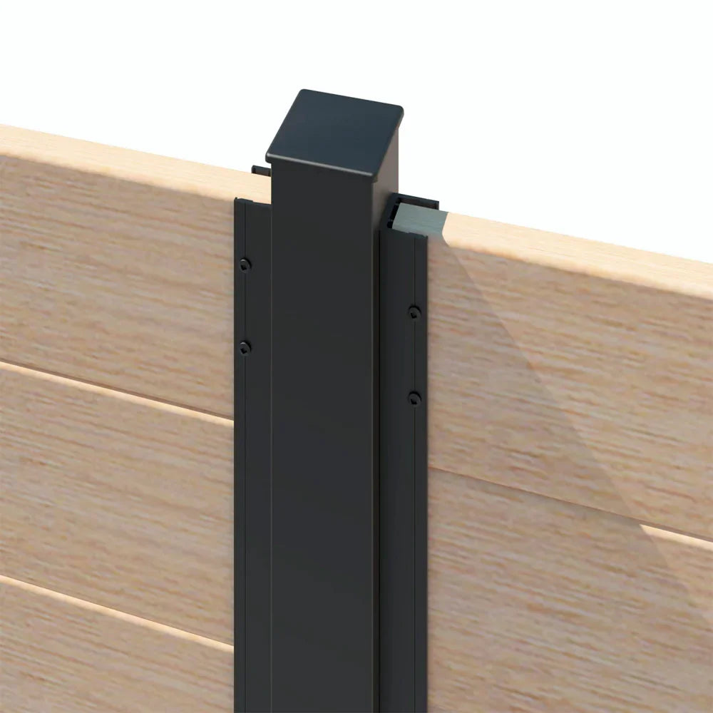 Poteau de terrasse noir avec panneaux en bois clair pour aménagement extérieur