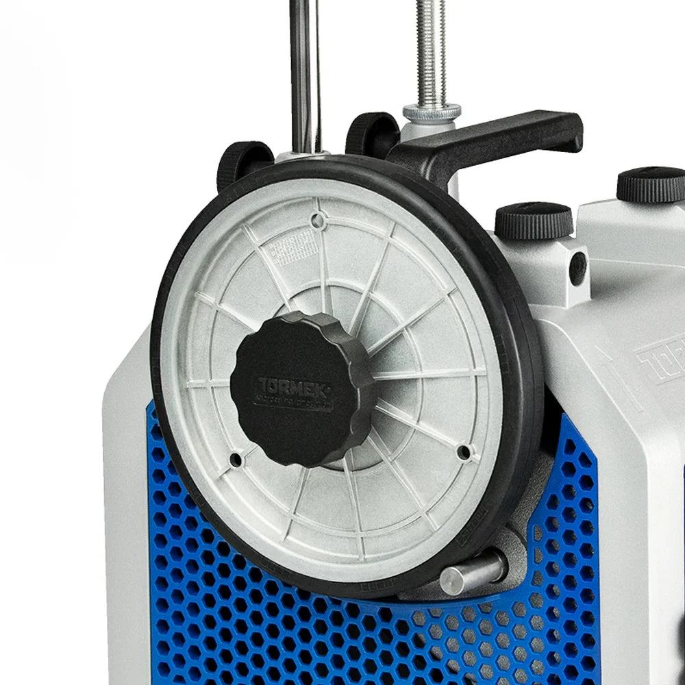 Gros plan sur un affûteur d'outils électrique avec coque bleue et bouton noir, idéal pour ébénisterie