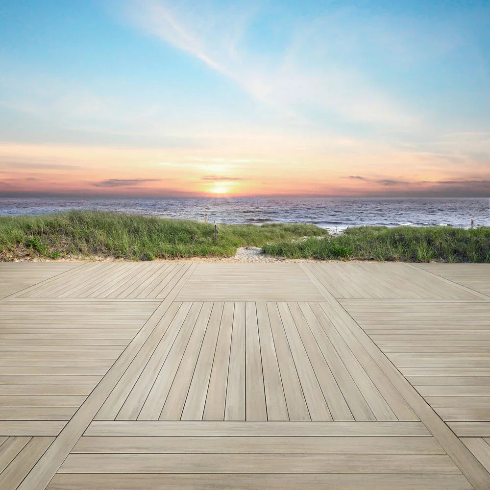 Terrasse en bois composite clair avec vue sur la plage et coucher du soleil, idéale extérieur