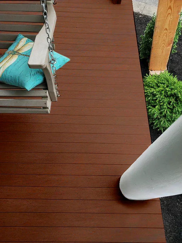 Plancher de terrasse en composite acajou avec banc suspendu et poteaux extérieurs