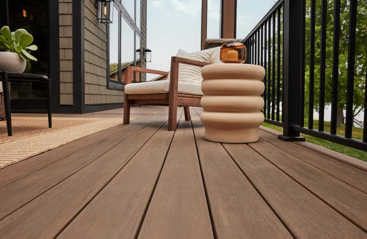 Contremarche de terrasse en PVC Avancé 3/4" x 7 1/4" x 12' TimberTech Vintage - English Walnut