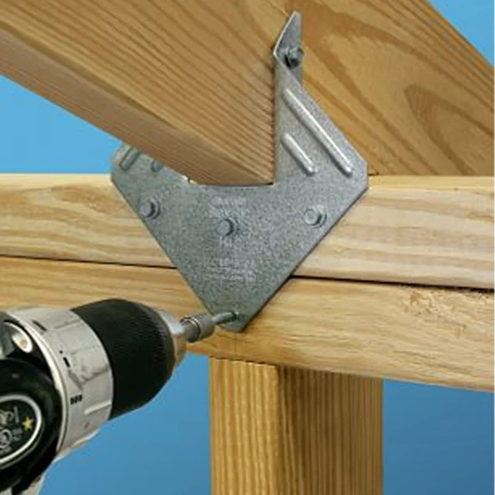 Visseuse fixant une équerre métallique sur une structure en bois pour terrasse