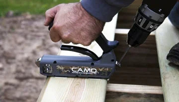 Installation de terrasse avec outil d’attaches invisibles sur planche en bois extérieur