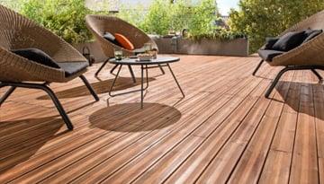 Terrasse en bois exotique avec fauteuils design et table basse, ambiance extérieure moderne