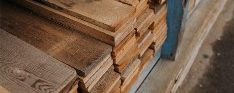 Planches de bois empilées, bois d’ébénisterie pour projets de menuiserie à Montréal