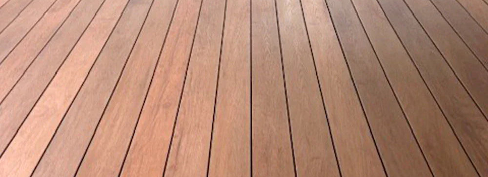 Terrasse en bois exotique avec lames brun foncé et garde-corps blanc